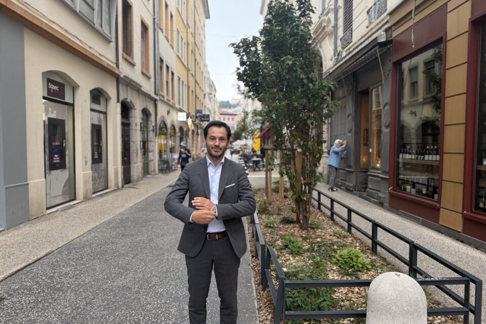 L'adjoint au maire en charge de la végétalisation Gautier Chapuis dans une rue piétonne végétalisée durant le mandat.