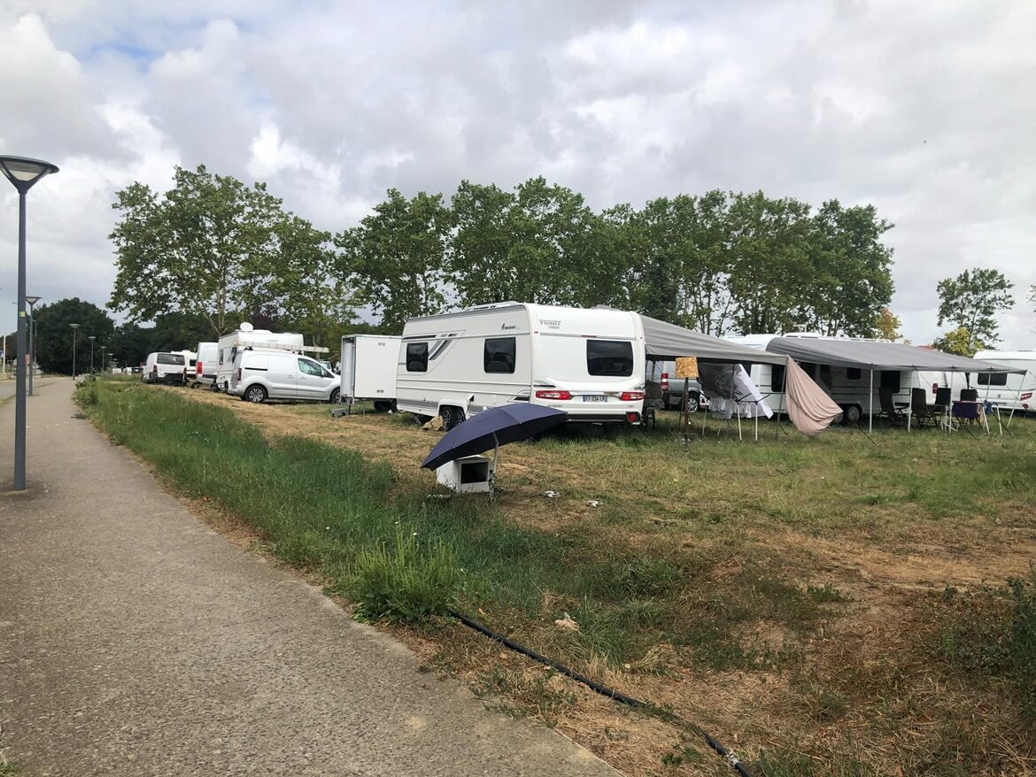 100 caravanes de gens du voyage débarquent dans ce quartier, la mairie réagit