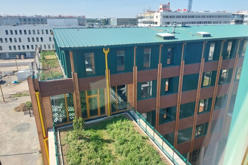 Réparti sur six étages, le bâtiment propose des bureaux et ateliers pour réunir médecins, entrepreneurs, investisseurs et patients en un même lieu.  