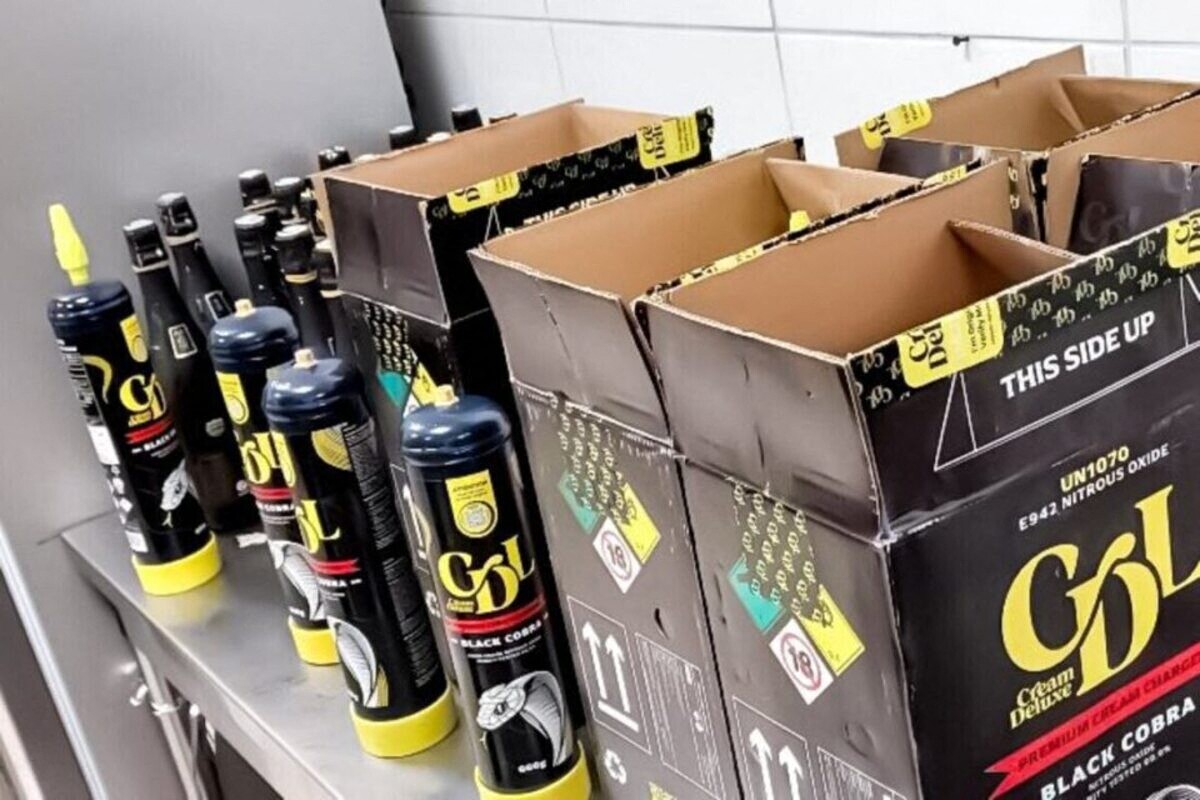 545 bonbonnes et une arme chargée au cœur d’un trafic dissimulé dans des épiceries