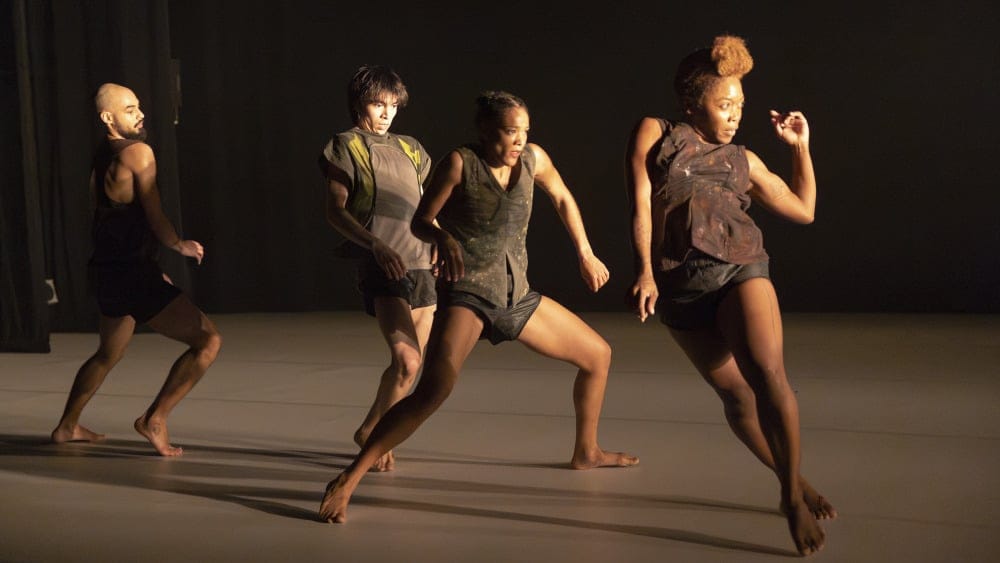 Gounouj ("grenouille" en créole) de Léo Lérus est née d'un travail amorcé en pleine nature sur le site protégé de Gros-Morne et Grande-Anse en Guadeloupe, explorant les liens entre danse, émotions et environnement.