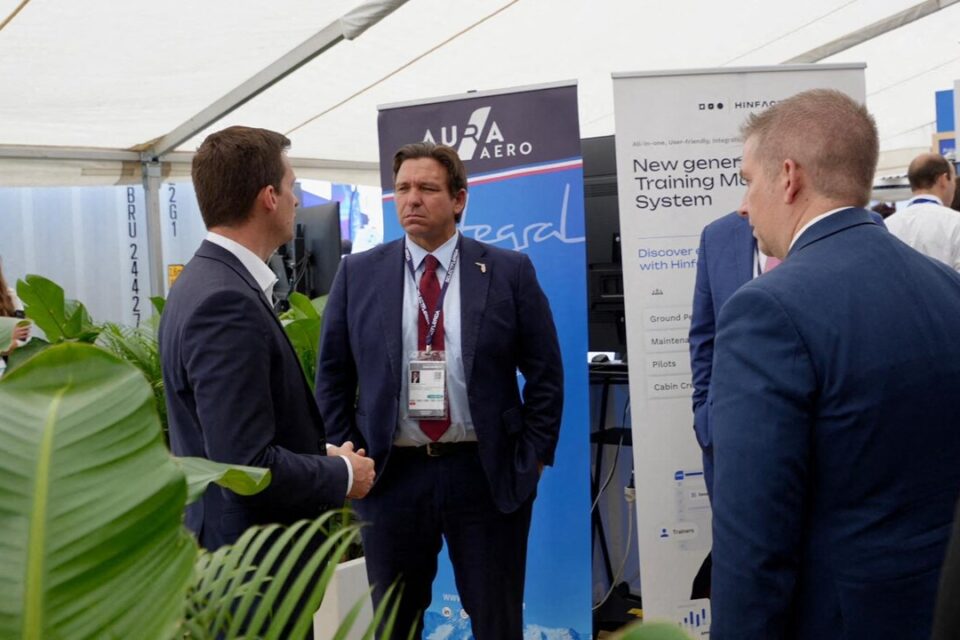 Ron DeSantis, gouverneur de Floride, sur le stand d'Aura Aero au Salon du Bourget à Paris avec Antoine Blin, chef de cabinet du constructeur toulousain