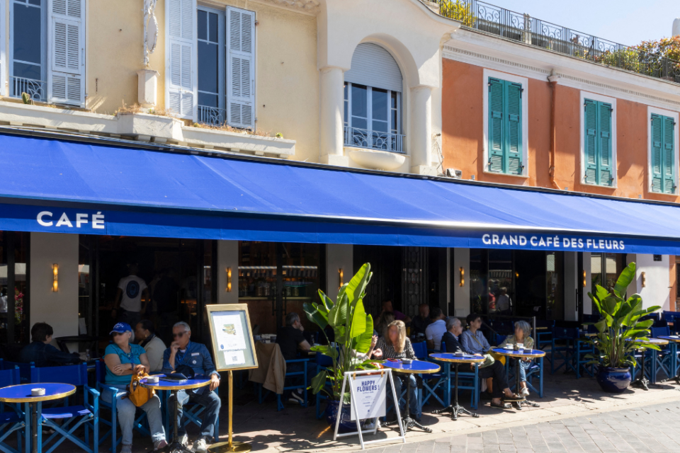 La terrasse permet d'accueillir plus de 150 clients.