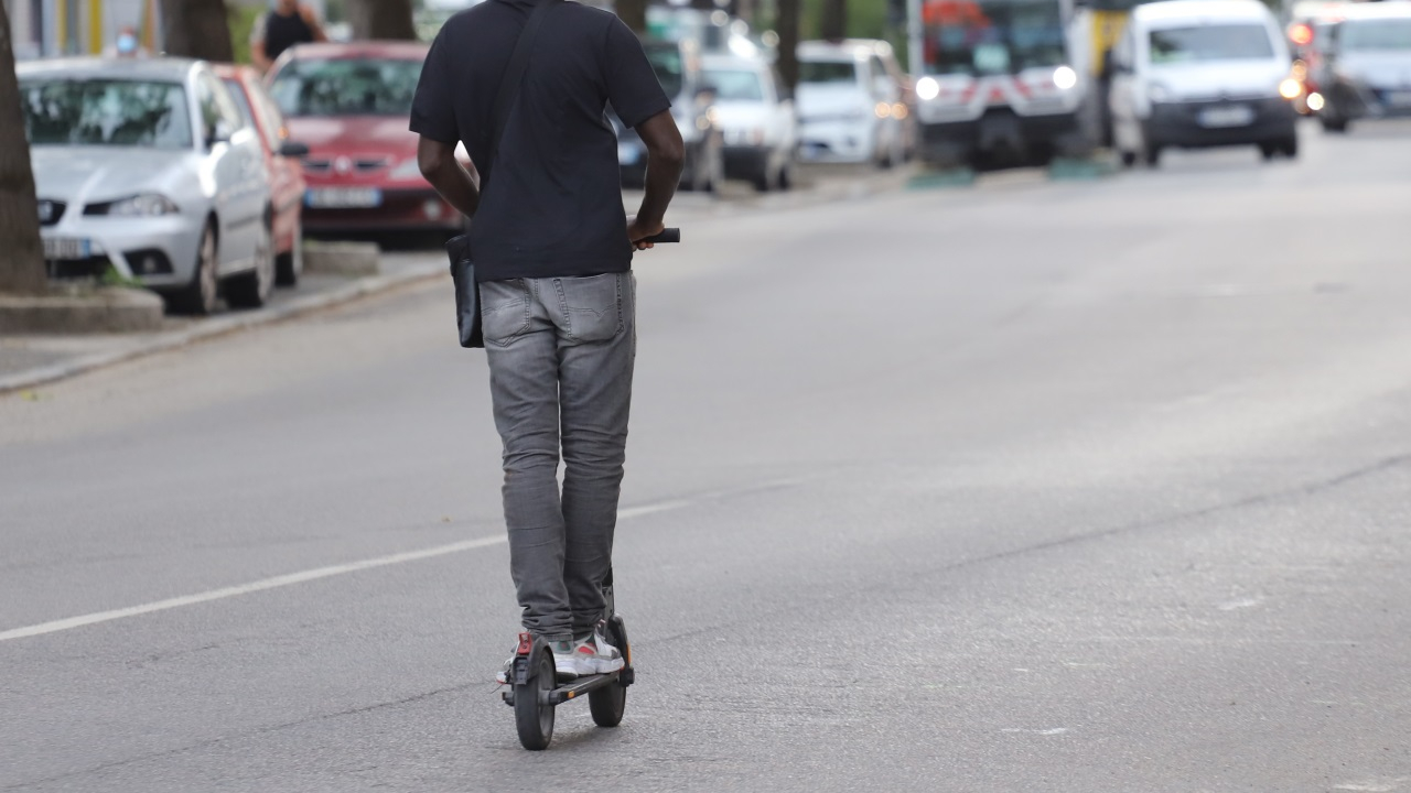 deux adolescents interpellés après avoir braqué et frappé un homme pour voler sa trottinette