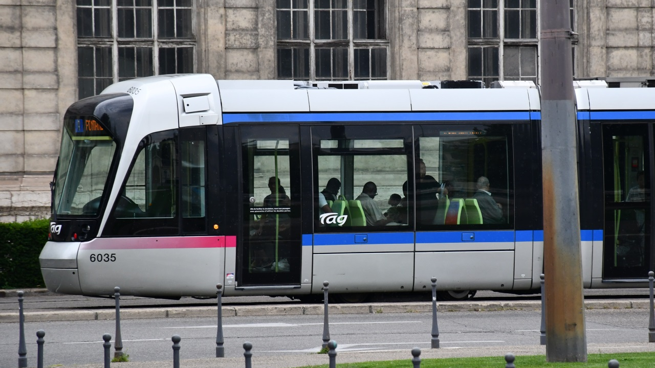 deux hommes condamnés pour avoir violemment agressé un passager du tramway sans raison
