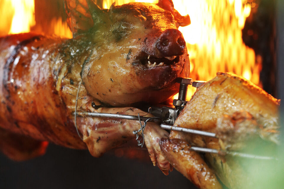 L'établissement propose notamment des cochons de lait cuits au feu de bois 