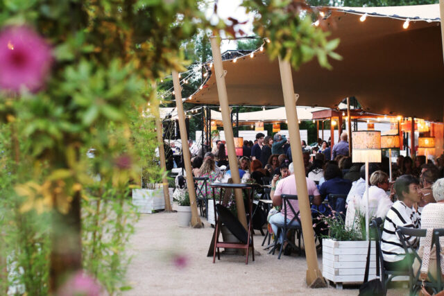 Ambiance bohème à la Guinguette du 101, où les parasols côtoient de grandes tentes berbères (© Guinguette du 101)