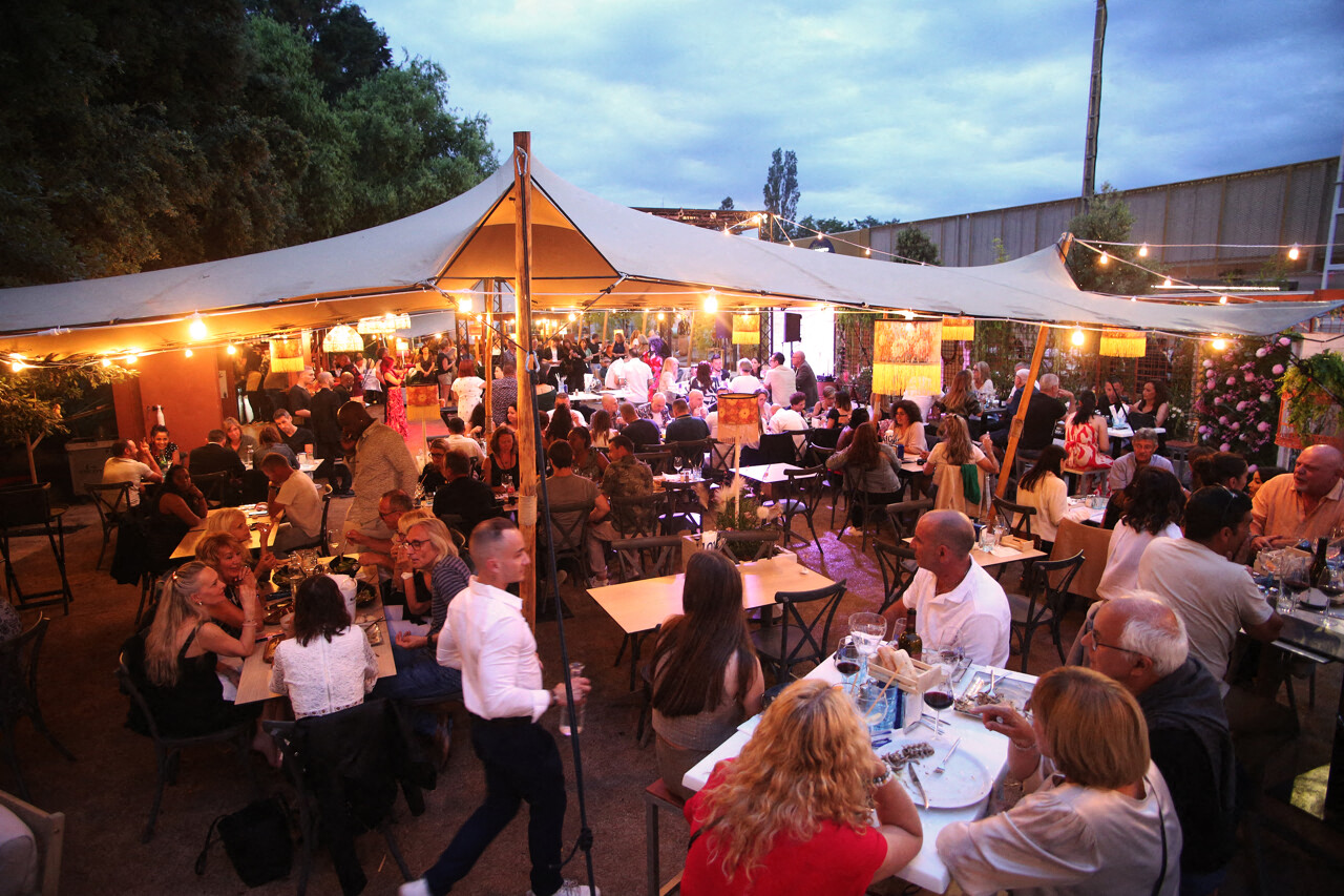 Déco bohème, cocktails maison, rôtisserie au feu de bois… Cette guinguette veut "casser les codes" à Toulouse