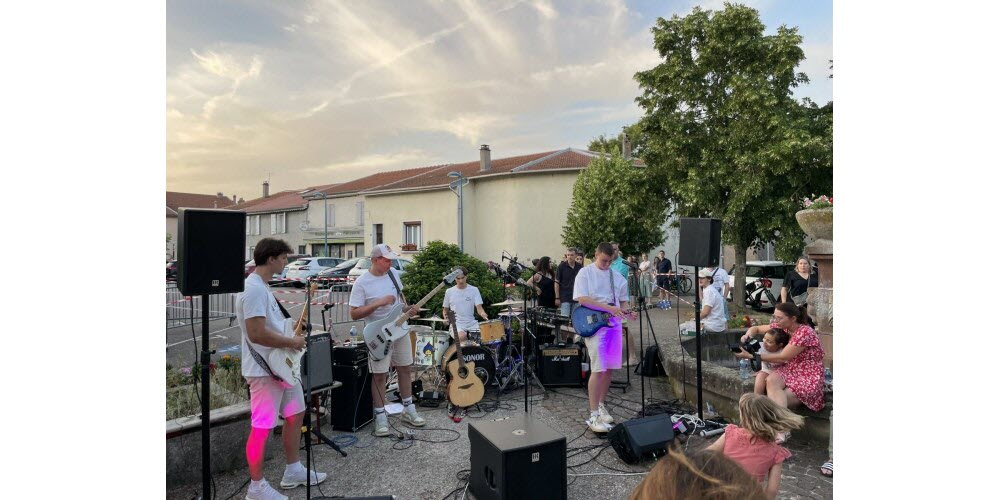 Heillecourt. Près de 400 personnes se sont retrouvées sur la place de la Fontaine ce vendredi soir pour fêter la musique avec un jour d'avance. Le bar restaurant La Fontaine avait tout prévu pour faire cette soirèe une fête conviviale et familiale. Le groupe de musique local Les Daily Rushers ont enflammé la place. On a rarement vu une telle foule joyeuse dans cet espace historique de la commune.