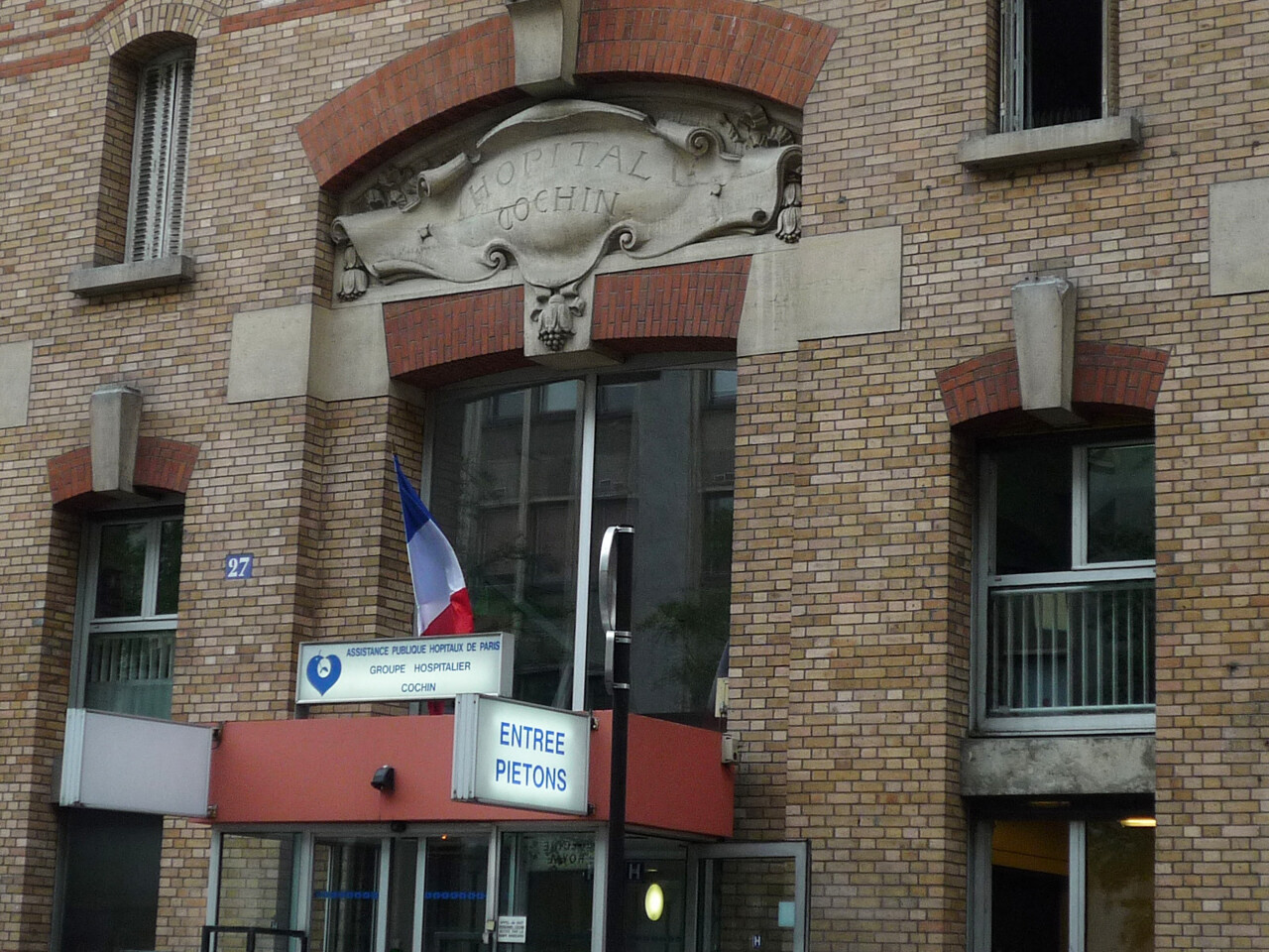 un médecin "brutal" d'un hôpital de Paris suspendu après avoir consulté le dossier d'une célébrité
