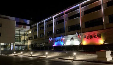en fuite après un vol à main armé, un couple tombe sur une patrouille de police