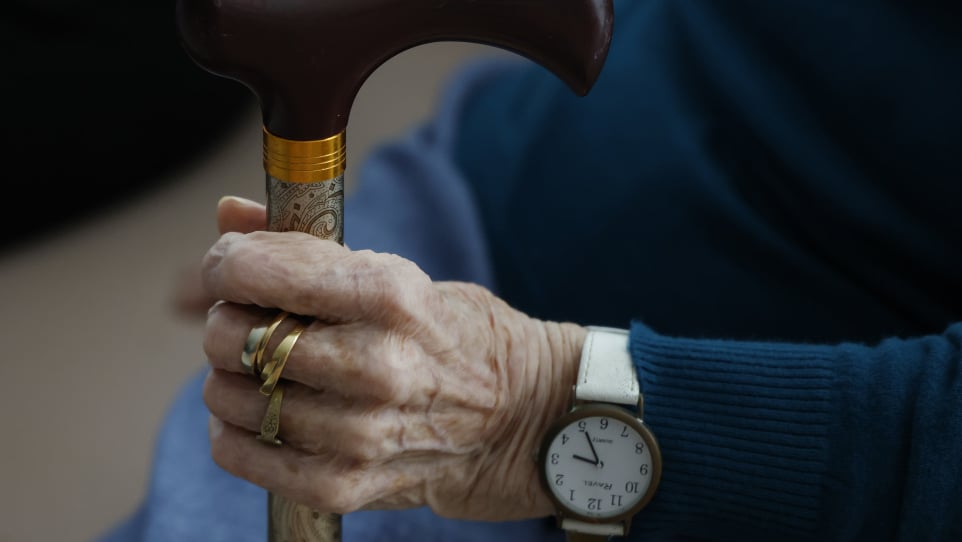 une mamie de 82 ans, installée avec son "brouteur" de 28 ans en Afrique, contrainte de rentrer