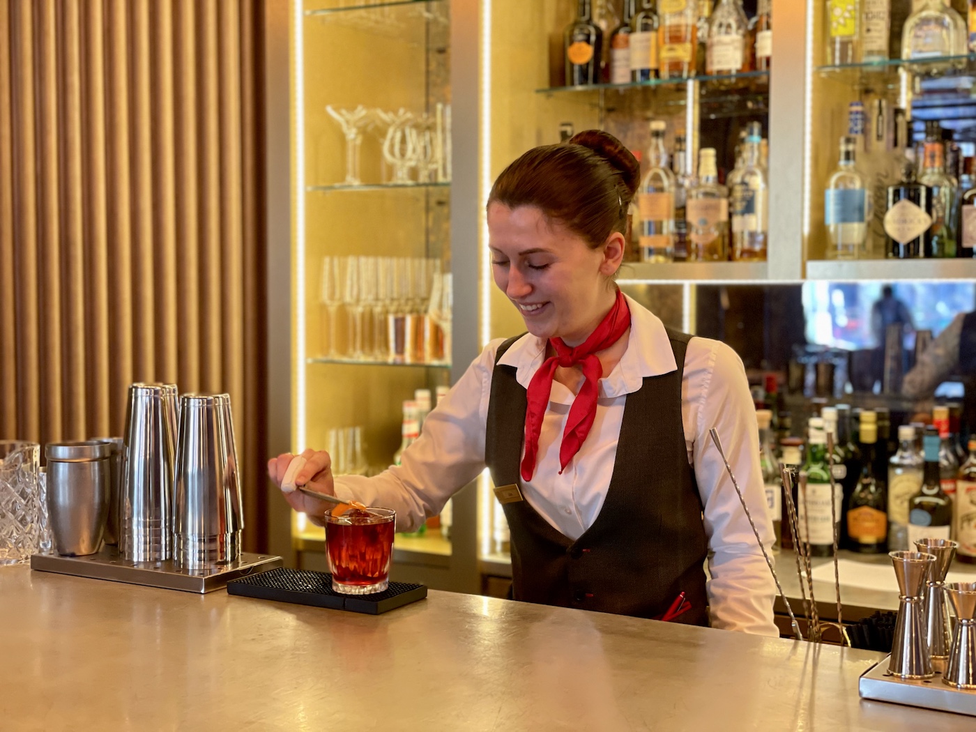 la maison rouge serveur cocktail