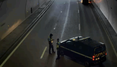 Un véhicule en feu dans un tunnel sur l'A8 ce lundi matin, la circulation totalement interrompue