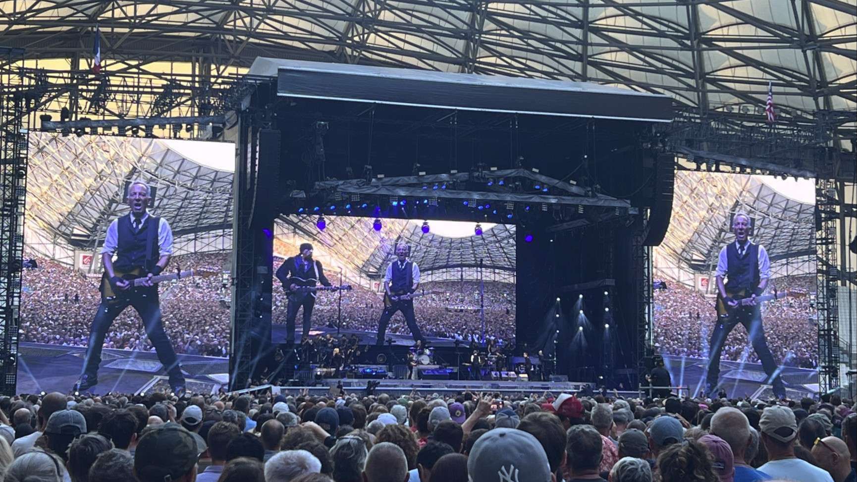 Bruce Springsteen enfin sur scène au Vélodrome : des fans venus de toute la France impatients de le retrouver