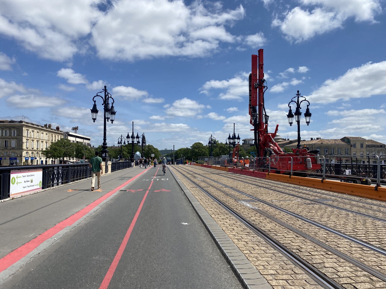 Le tram sur le pont de pierre, c'est presque fini (pour le moment) : voilà les alternatives