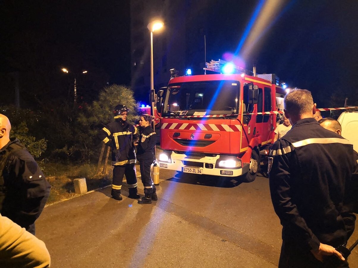 un cadavre découvert dans les décombres d'une villa en feu