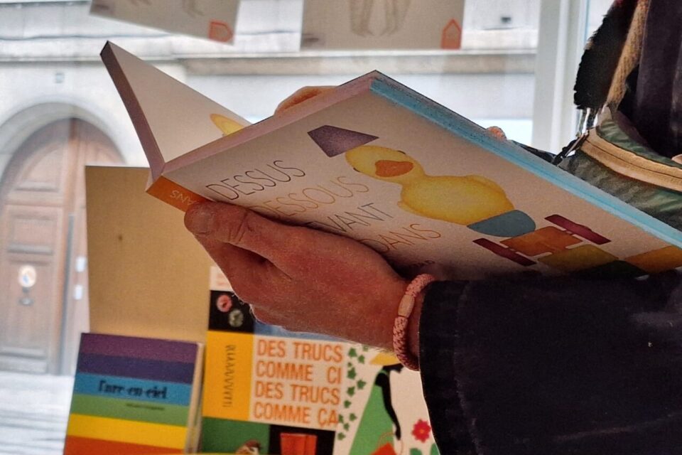On peut trouver les oeuvres d'Allez-zou éditions en librairie et sur les salons du livre, un peu partout en France. Les prix vont de 25 à 150 €