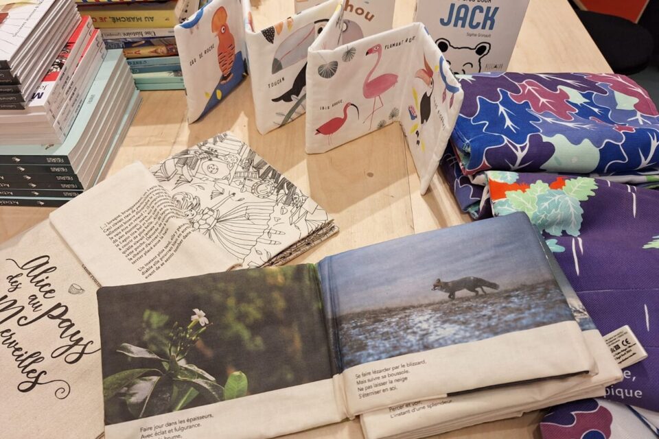 Entre l'impression et la couture, Sophie passe entre 28h et 48h sur chaque livre