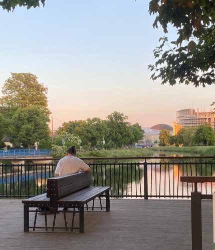 parc de l’Aar – personne assise devant l’eau