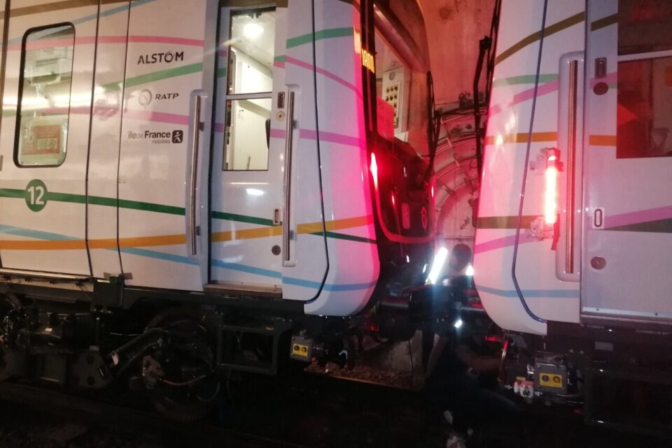 L'accouplement des trains se produit grâce à l'intervention d'agents. 