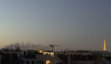 un immense panache de fumée noire envahit le ciel, ce que l'on sait