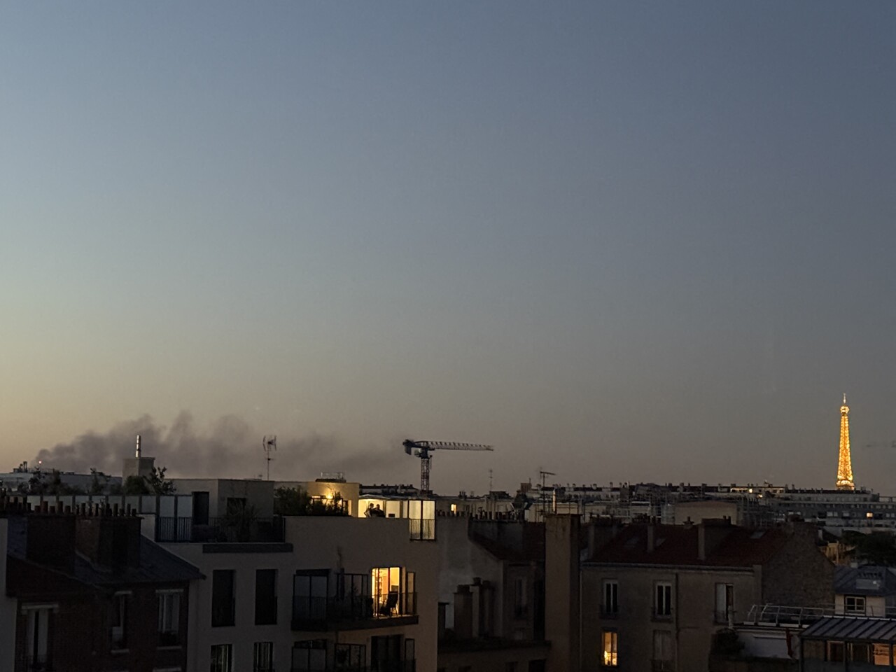un immense panache de fumée noire envahit le ciel, ce que l'on sait