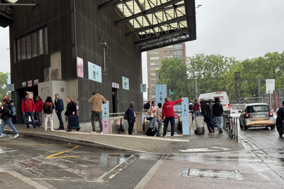 Ce lundi 2 juin au matin, des agents indiquaient aux touristes et toulousains le trajet à prendre pour rejoindre la gare Matabiau depuis la sortie du métro Marengo SNCF. Une signalétique rose et bleu a quant à elle été mise en place 