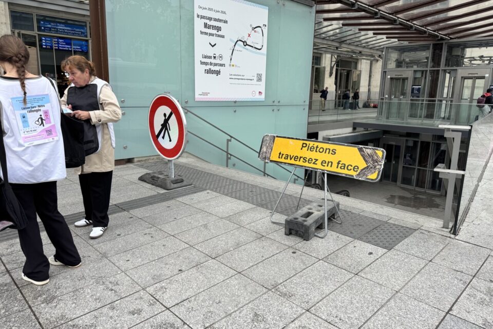 Des panneaux bloquant la descente au métro sur le parvis de la gare Matabiau 