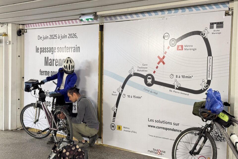 Côté gare, le souterrain est ouvert sous les voies ferrées pour accéder aux différents quais mais se  termine par un tout nouveau mur indiquant la fermeture de la prolongation du tunnel jusqu'au métro