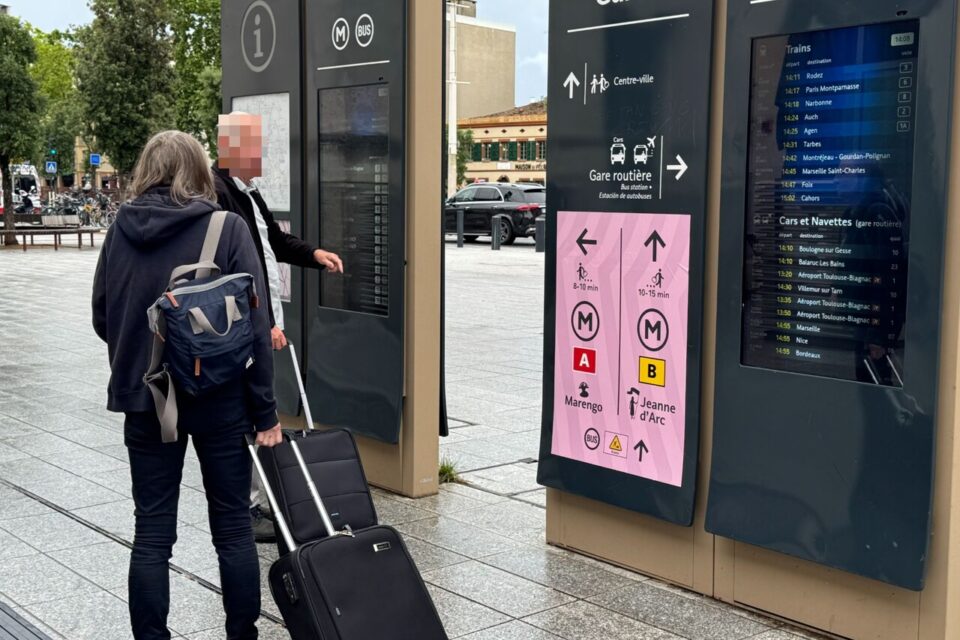 Edgard et Renée, habitués de la gare toulousaine à la recherche de leur parcours 