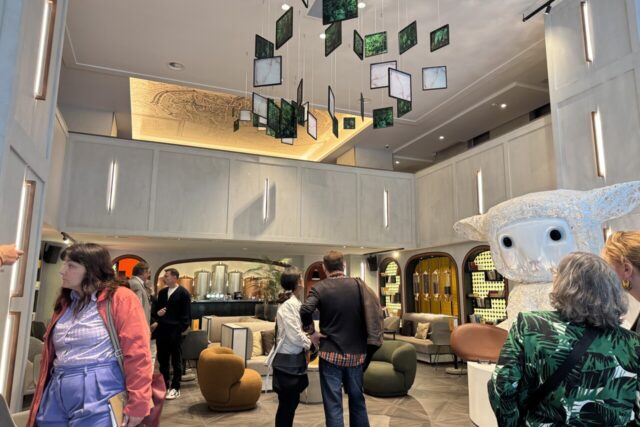 Le bar de l’hôtel, ouvert à tous les toulousains. Créé comme un espace de vie, il est aussi le hall d’entrée de l’hôtel  (© Léa Afonso / Actu Toulouse )