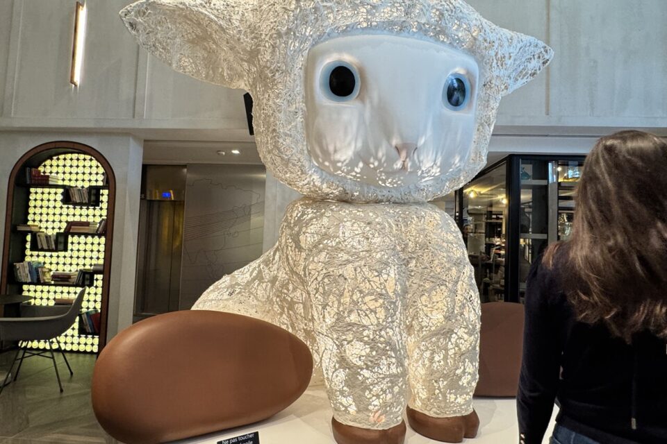 Badaboum, la mascotte-agneau de l'hôtel
