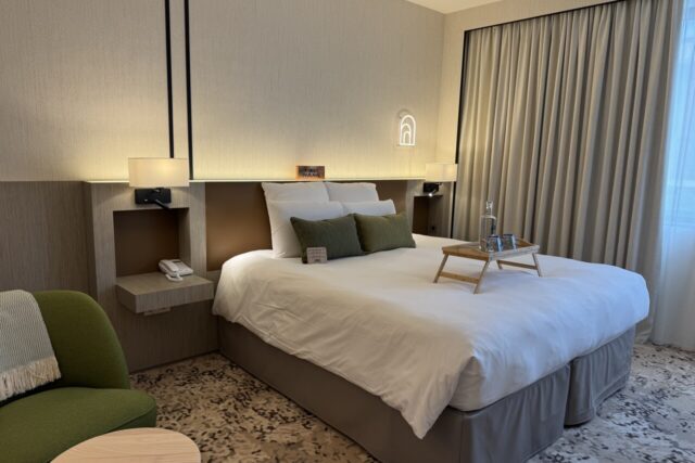 Une chambre classique, mais de luxe chez First Name  (© Léa Afonso / Actu Toulouse)