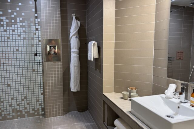 La salle de bain d’une chambre classique  (© Léa Afonso / Actu Toulouse)