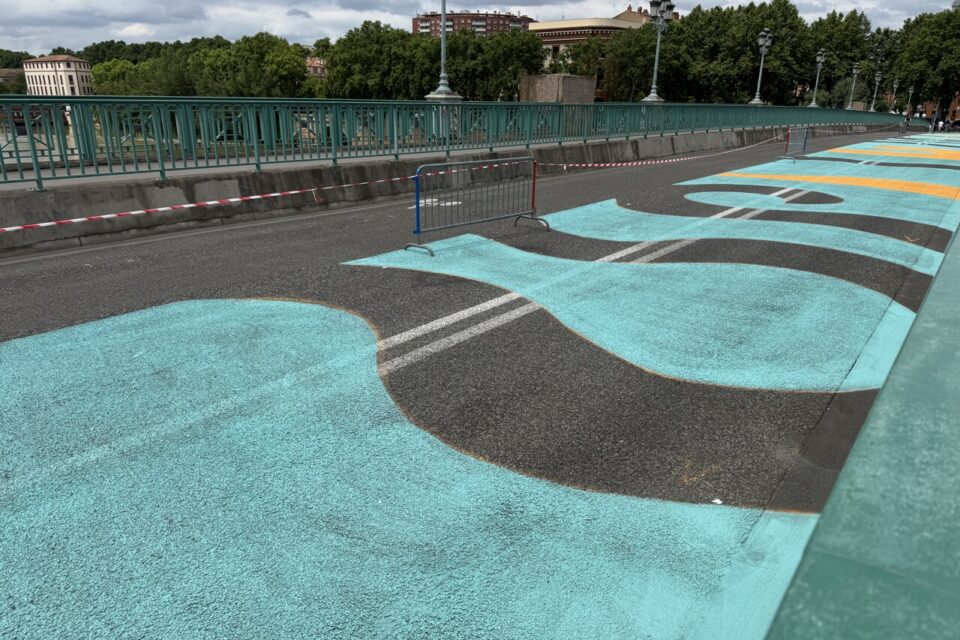 Le mouvement de l'eau représenté sur cette fresque, comme des vagues 