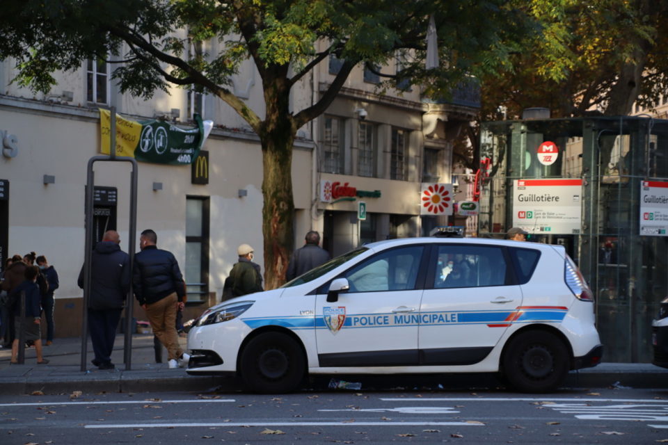 De nombreux passants ont pu assister à la scène.