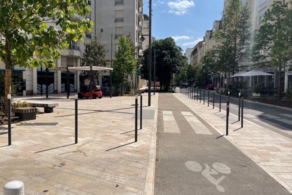 Le quartier a été repensé pour encourager les déplacements à pied et à vélo, avec une
augmentation de 30 % des surfaces dédiées aux mobilités douces.