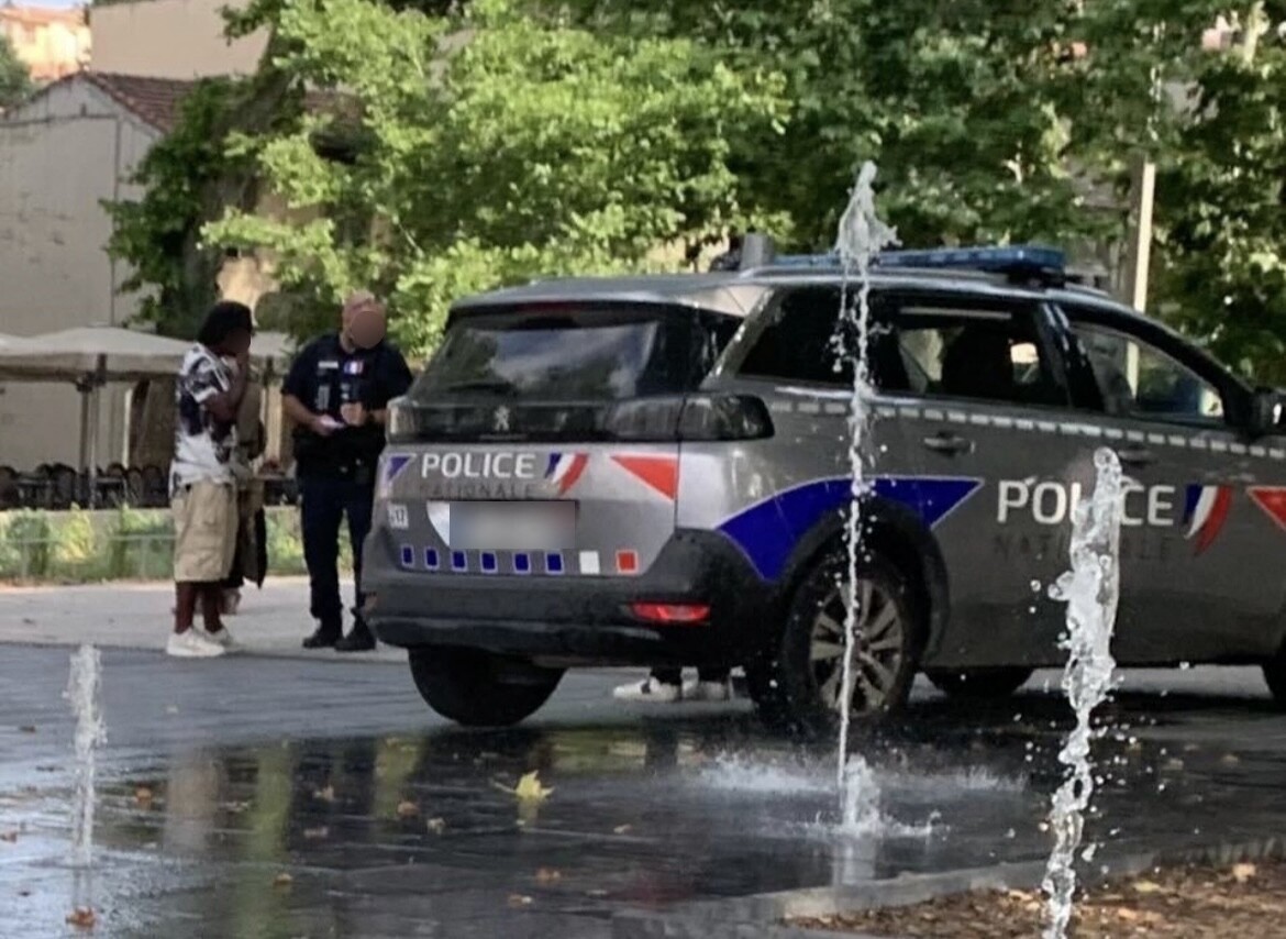 un homme frappé au sol lors d’une altercation entre sans-abri