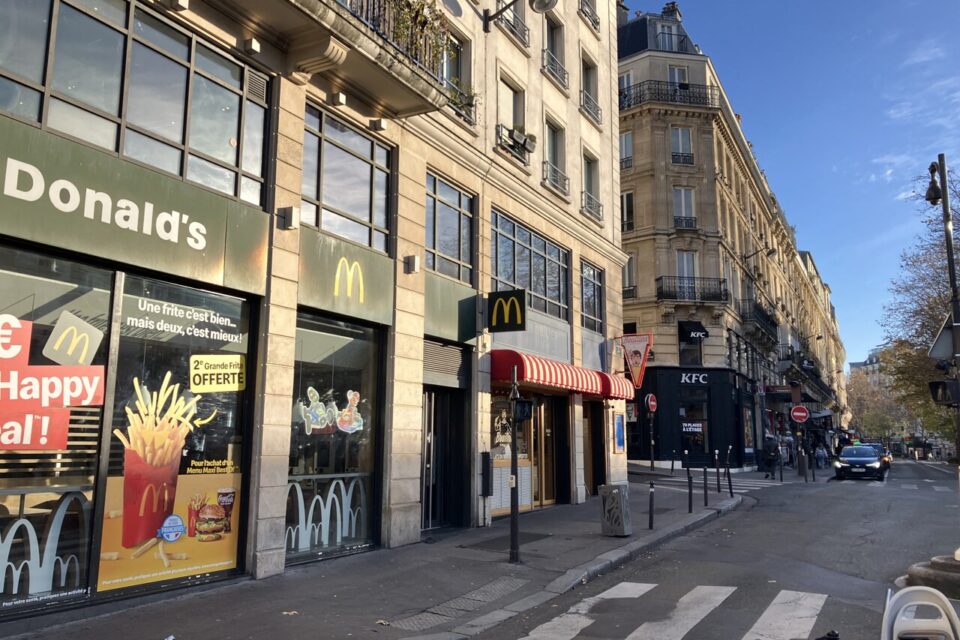 Sur le boulevard de Clichy, les fast-foods sont légions. 