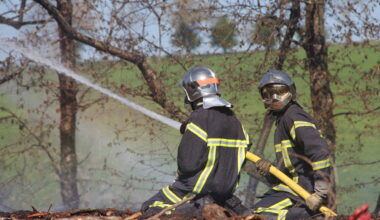 La moissonneuse percute un poteau électrique et provoque incendie et coupure de courant près de Toulouse