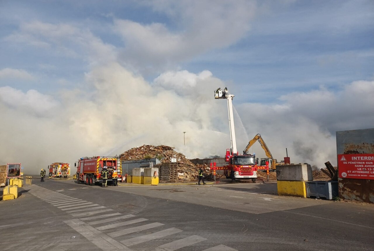 Incendie dans une déchèterie près de Nantes : "aucun élément toxique relevé"