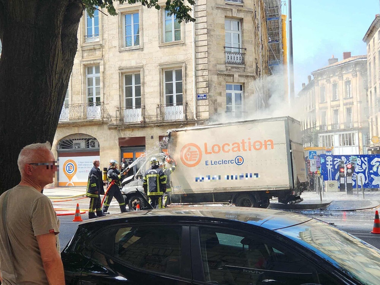 Une camionnette prend feu dans le centre-ville de Bordeaux, les pompiers sont sur place