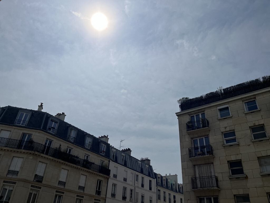 le ciel bleu reste voilé aujourd'hui, et ce n'est pas à cause de la météo