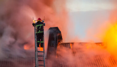 Toiture en feu près de Rouen : un concessionnaire auto menacé