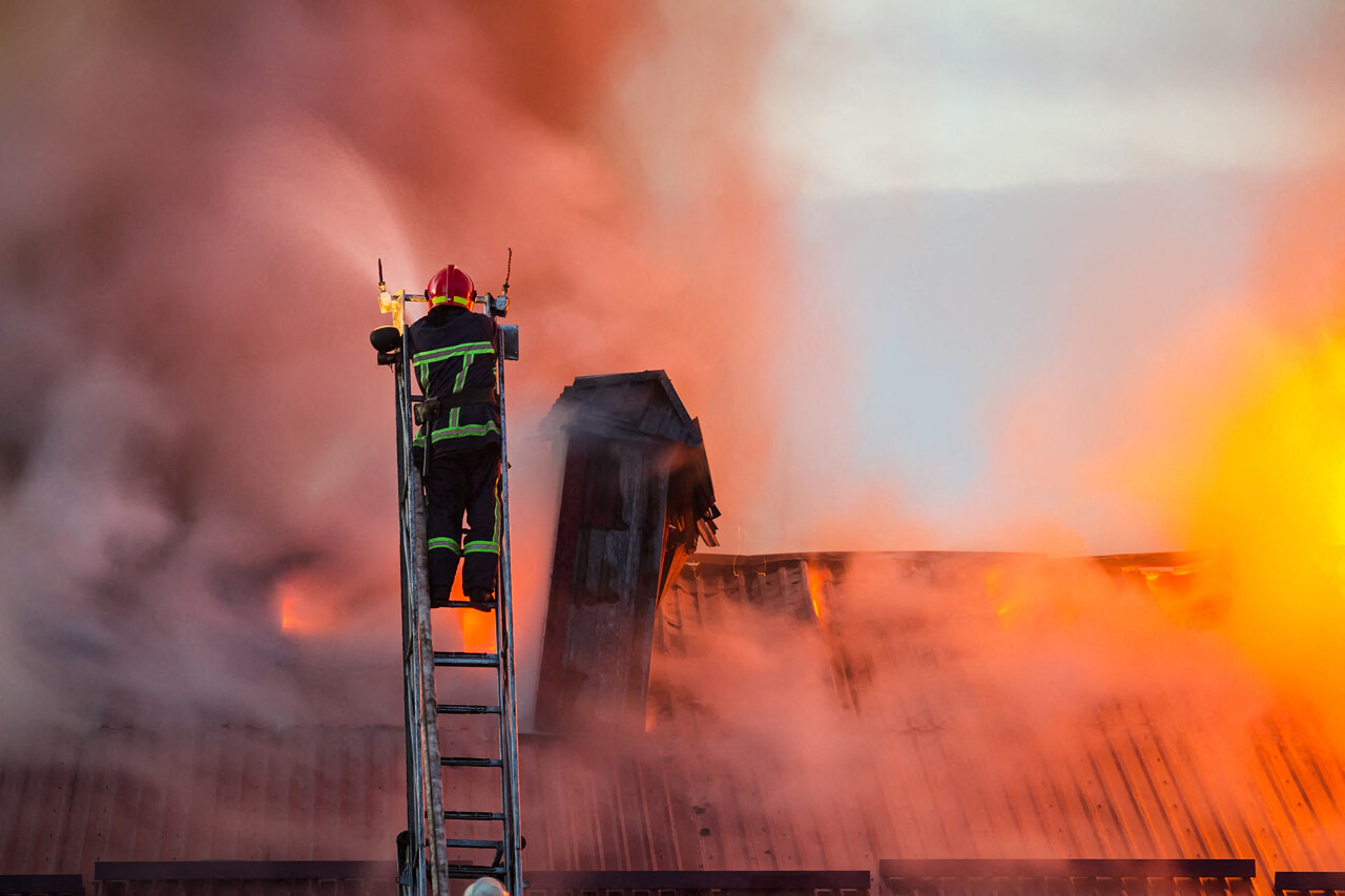Toiture en feu près de Rouen : un concessionnaire auto menacé