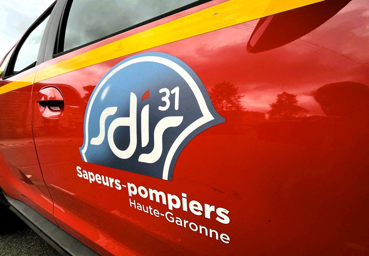 "elle jouait avec son frère"