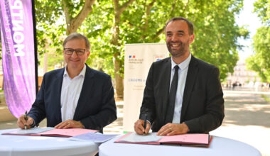 © L. Severac / Montpellier - Sylvain Waserman, président de l'Ademe (à gauche), et Michaël Delafosse, maire de Montpellier, signent la charte " fraîche ma ville" sur l'esplanade Charles-de-Gaulle, le 21 mai.