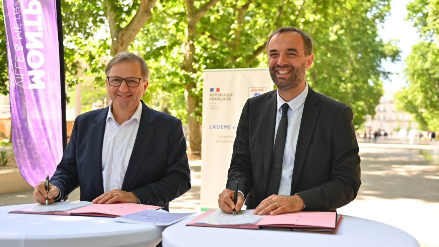 © L. Severac / Montpellier - Sylvain Waserman, président de l'Ademe (à gauche), et Michaël Delafosse, maire de Montpellier, signent la charte " fraîche ma ville" sur l'esplanade Charles-de-Gaulle, le 21 mai.