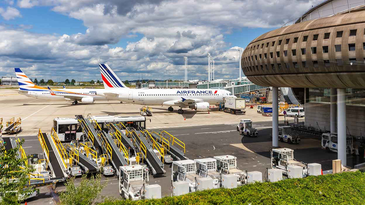 © Shutterstock - En mai 2025, les plateformes d’Orly et de Charles-de-Gaulle ont dépassé leur niveau de trafic de 2019, symbole d’un secteur aérien désormais relancé.